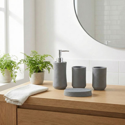 Set de 4 accesorios de baño de resina gris texturizada. Kit con dispensador, jabonera y vasos con acabado mate estilo piedra.